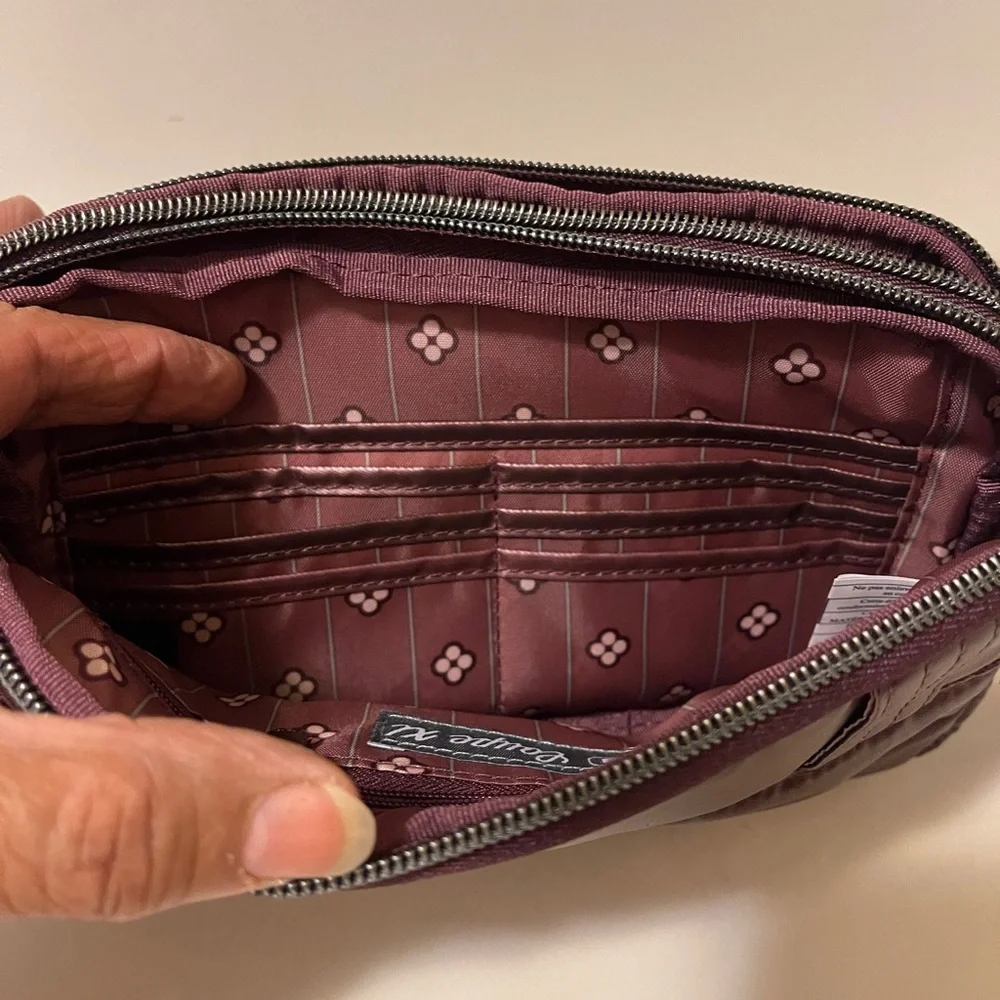 Lug Quilted RFID Convertible
Crossbody. Coupe 2. New Can attached to your belt - Picture 13 of 16